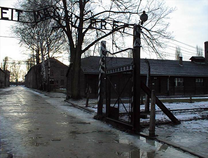 Auschwitz-Birkenau - Auschwitz I. The gate with the inscription Arbeit Macht Frei,Photograph by Ryszard Domasik.jpg