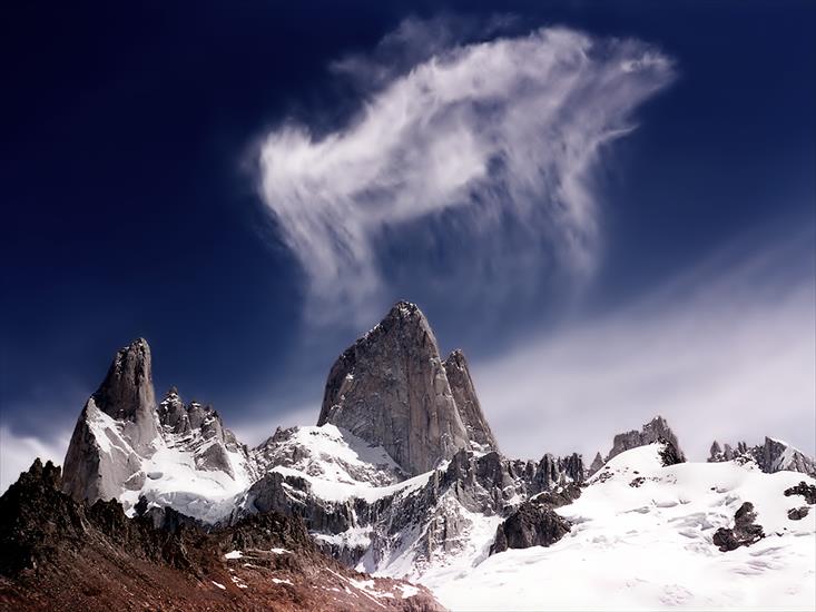 Tapety na pulpit komputera HD - Nature_Mountains_Tall_rock_and_clouds_011307_.jpg